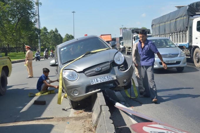 Sau 30 phút, chiếc xe được cơ quan chức năng đưa khỏi hiện trường.