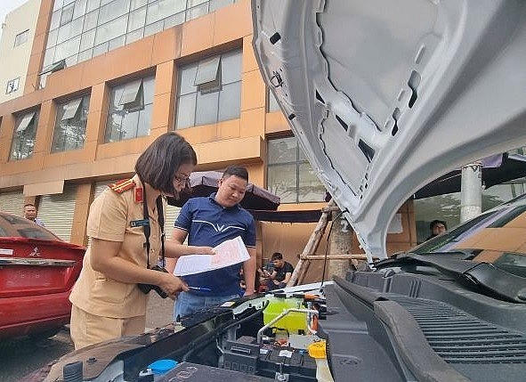 Người dân có thể đến bất cứ điểm đăng ký xe trong tỉnh để thực hiện thủ tục. Ảnh: Cục CSGT.