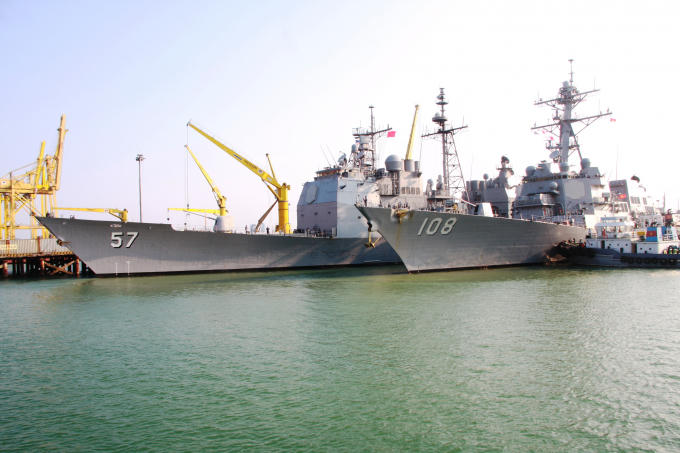Tàu tuần dương hạm USS Lake Champlain (CG-57) và tàu khu trục USS Wayne E. Meyer (DDG-108) tại Cảng Tiên Sa, Đà Nẵng.