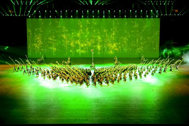 NSƯT Trần Ly Ly giải thích về ý tưởng sử dụng hình tượng cây tre nhằm thể hiện sức sống mãnh liệt, sự đoàn kết, bền vững, dẻo dai, bất khuất của người Việt Nam.