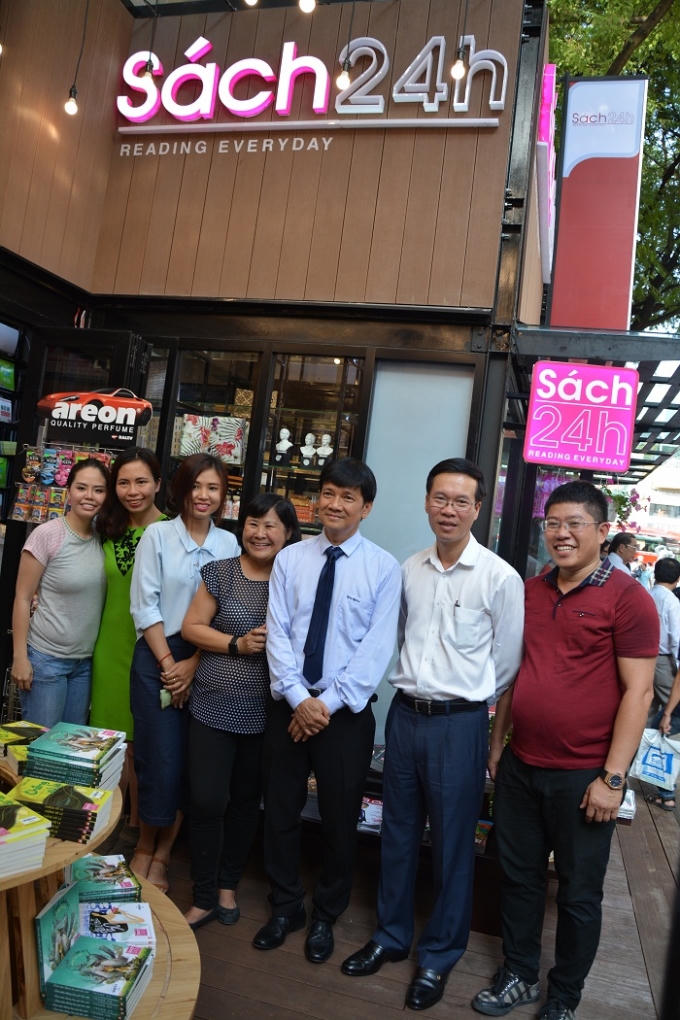 Lãnh đạo TP Hồ Chí Minh chụp ảnh lưu niệm cũng Doanh nghiệp sách 24h, Công ty Phát hành Sách - Báo Trường Phát.