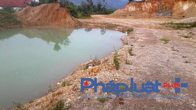 Dù hết hạn giấy phép khai thác nhưng doanh nghiệp không hề có biển cảnh báo (ảnh Đào Tấn)