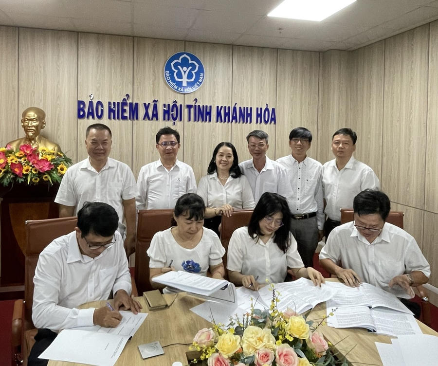 BHXH tỉnh Khánh Hòa ký kết giao ước thi đua năm 2024.