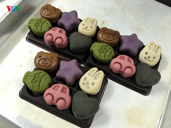 Vài năm trở lại đây, bánh Trung thu sản xuất thủ công (bánh hand-made) ngày càng thu hút người tiêu dùng, nhất là nhân viên văn phòng.