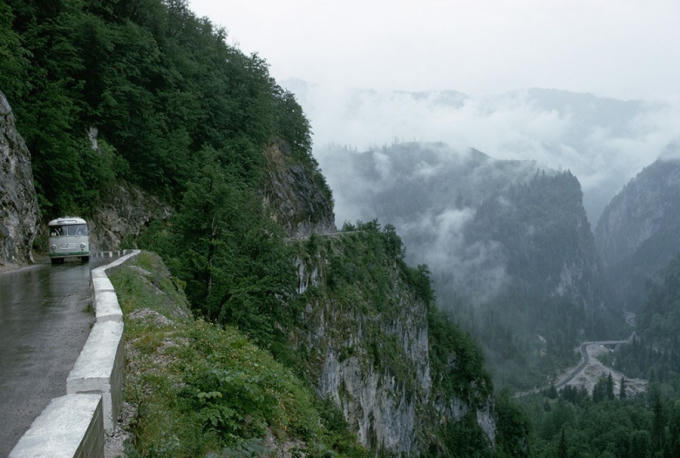 Caucasus là con đường hẹp xuyên núi nằm giữa Sochi và hồ Ritsa. Nó nguy hiểm cho những lái xe qua đây bởi độ dốc cheo leo và tình trạng trơn trượt do thường xuyên bị sương mù bao phủ.