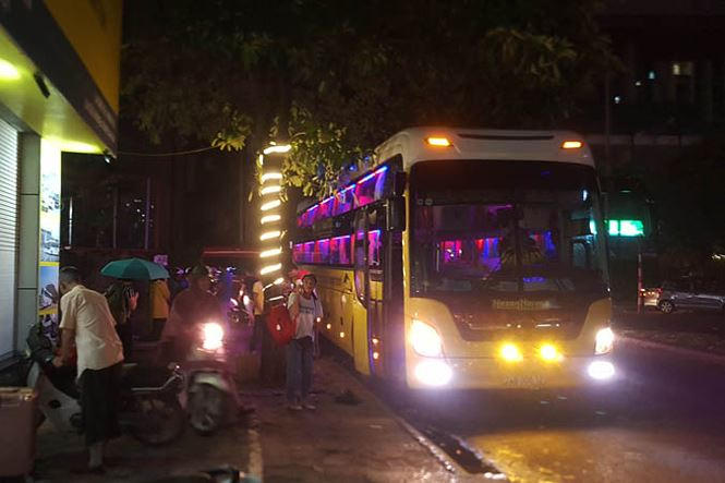 Nhà xe Hà Sơn – Hải Vân sử dụng văn phòng ở nhà N2A, đường Nguyễn Hoàng, Mỹ Đình đón trả khách như bến xe riêng.