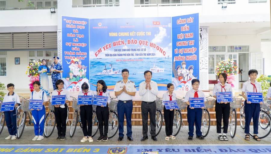 Ban tổ chức trao tặng xe đạp cho các em học sinh có hoàn cảnh khó khăn, vươn lên học giỏi.