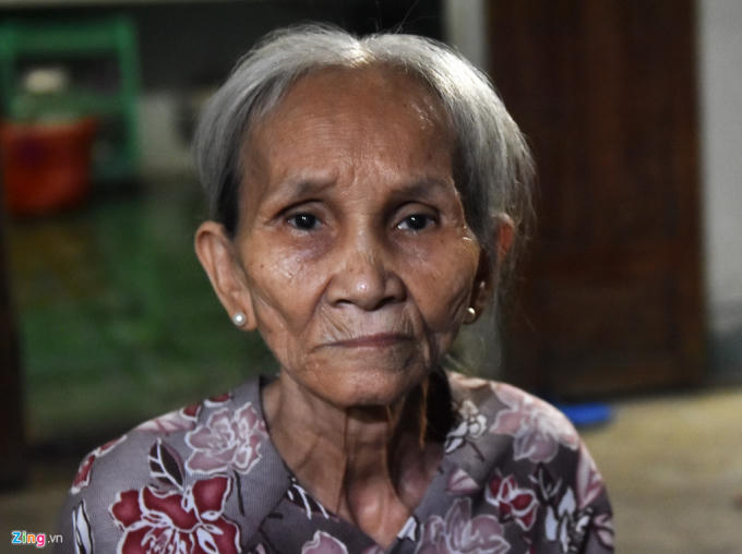 Bà Lưu Thị Ảnh (70 tuổi, bác gái cô dâu) thẫn thờ khi nghe cháu rể cùng nhiều người thân thiệt mạng trong vụ tai nạn. Ảnh: Minh Hoàng