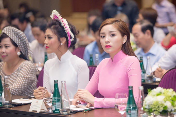 Trong khi Lan Khuê chăm chú theo dõi diễn biến buổi lễ thì Kỳ Duyên vô tinh lọt vào ống kính với ánh nhin đầy cảm xúc.