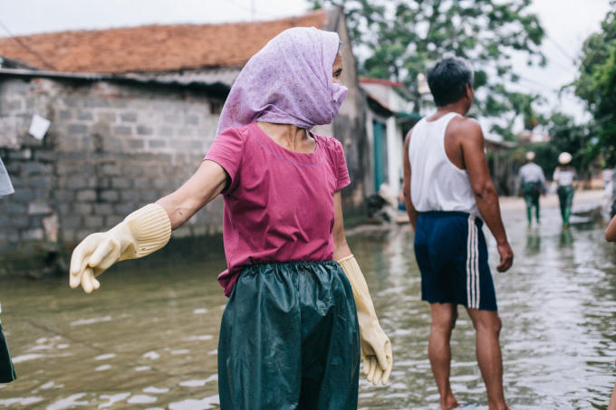 Mùi hôi của rác, ô nhiễm của nguồn nước nên nhiều dân trang bị cả quần cao su, găng tay cao su và cả khăn bịt mũi cho mình.