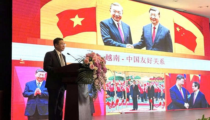 Phó Chủ tịch phụ trách HĐND tỉnh Long An Mai Văn Nhiều phát biểu tại Hội nghị