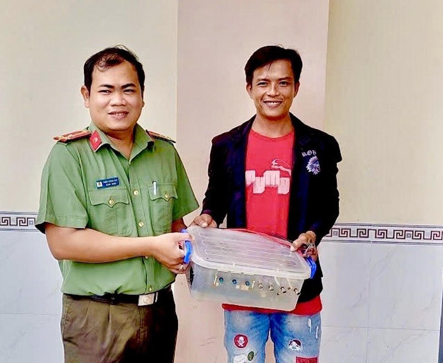 Người dân tự nguyện đến Công an xã Tam Giang giao nộp công cụ kích điện khai thác thủy sản trái phép, cam kết chuyển đổi nghề mưu sinh hợp pháp.