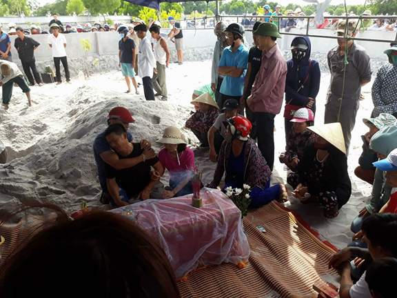 Ch&ugrave;m ảnh: Ng&agrave;n người kh&oacute;c ngất đưa tiễn b&eacute; N&ocirc; về nơi an nghỉ