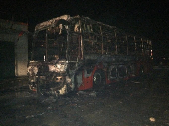 Chiếc xe chỉ còn trơ lại bộ khung sau gần một giờ bốc cháy .