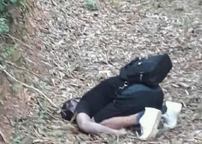Nam thanh niên được phát hiện tử vong trong tư thế quỳ gối.
