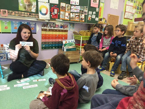 Giáo viên mầm non ở Pháp được đào tạo bài bản và thi tuyển nghiêm ngặt như giáo viên mọi cấp độ. Ảnh: Presby.edu