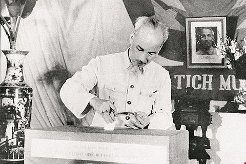 Chủ tịch Hồ Chí Minh bỏ phiếu bầu cử đại biểu Quốc hội khóa II tại tiểu khu Trúc Bạch, khu phố Ba Đình, Hà Nội, tháng 5/1960.