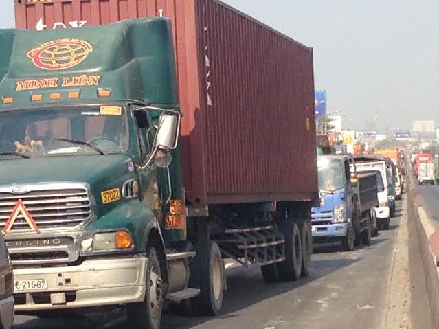 Giao thông trên QL1A qua khu vực bị ùn tắc nghiêm trọng