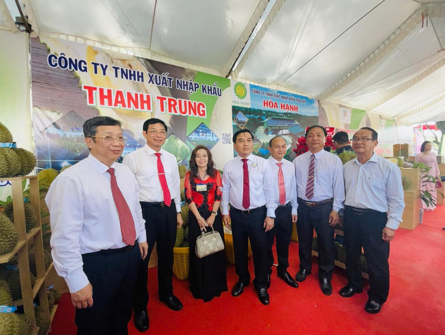 Lãnh đạo tỉnh thăm quan các gian hàng sầu riêng của các công ty tại buổi lễ.