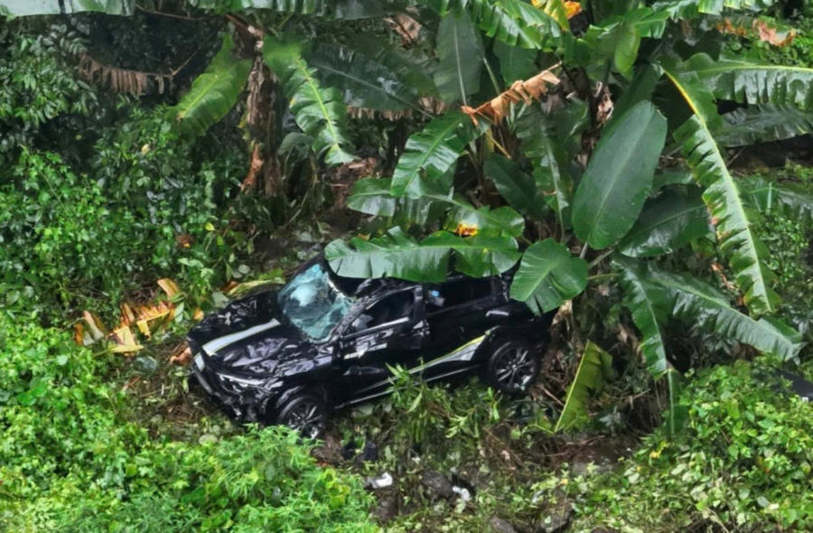 Hiện trường vụ xe con rơi xuống vực sâu. Ảnh: K.P