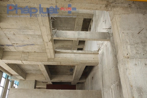 Tầng hầm vẫn trong tình trạng mới hoàn thiện phần thô.