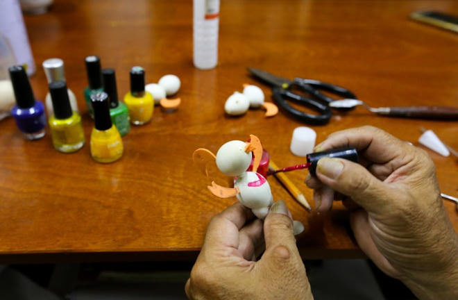 Các loại trứng vịt, gà, chim cút là phổ biến nhất trong công việc tạo hình của ông.