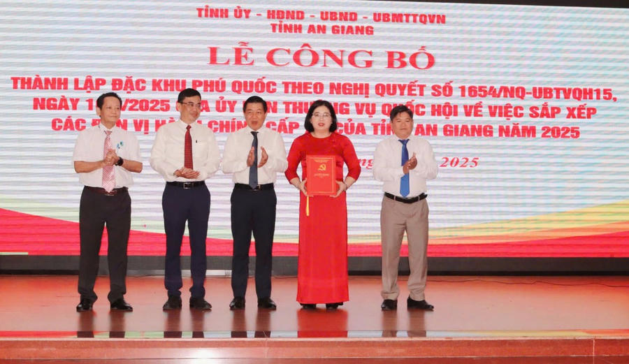 Ông Nguyễn Việt Thông - Phó chánh Văn phòng UBND tỉnh An Giang trao quyết định Thường trực HĐND đặc khu Phú Quốc