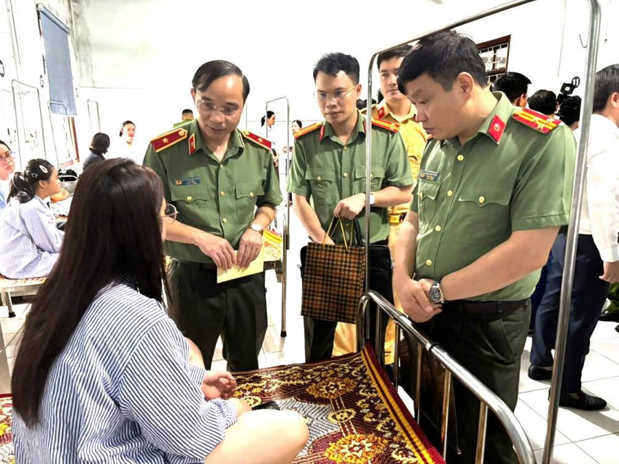 Giám đốc Công an tỉnh Hà Tĩnh thăm hỏi, động viên các nạn nhân. (Ảnh: CTTĐT tỉnh Hà Tĩnh)