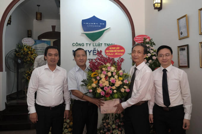 Các đơn vị chúc mừng khai trương công ty luật Nguyễn Đỗ.