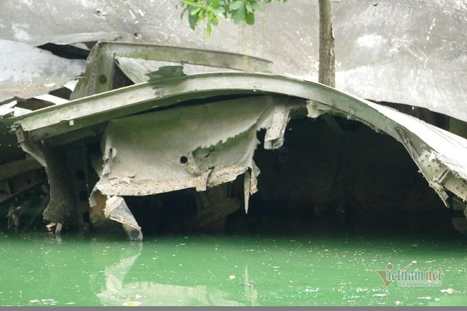 Chuyện chưa kể về chiếc máy bay nằm giữa lòng hồ ở Hà Nội suốt 48 năm