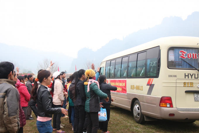 Những cánh tay vẫy chào cùng những những giọt nước mặt của người thân tiễn các chiến sỹ lên đường nhập ngũ.