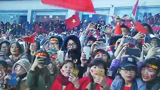 H&agrave;ng chục ngh&igrave;n người h&acirc;m mộ h&ograve; reo ch&uacute;c mừng U23 Việt Nam tại chảo lửa Mỹ Đ&igrave;nh