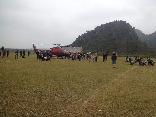 Máy bai trực thăng xe chở vật liệu đã cập bến tại huyện Bố Trạch.