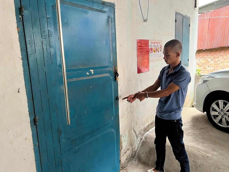 Nguyễn Hoàng Quân chỉ nơi cắt cửa phòng trọ