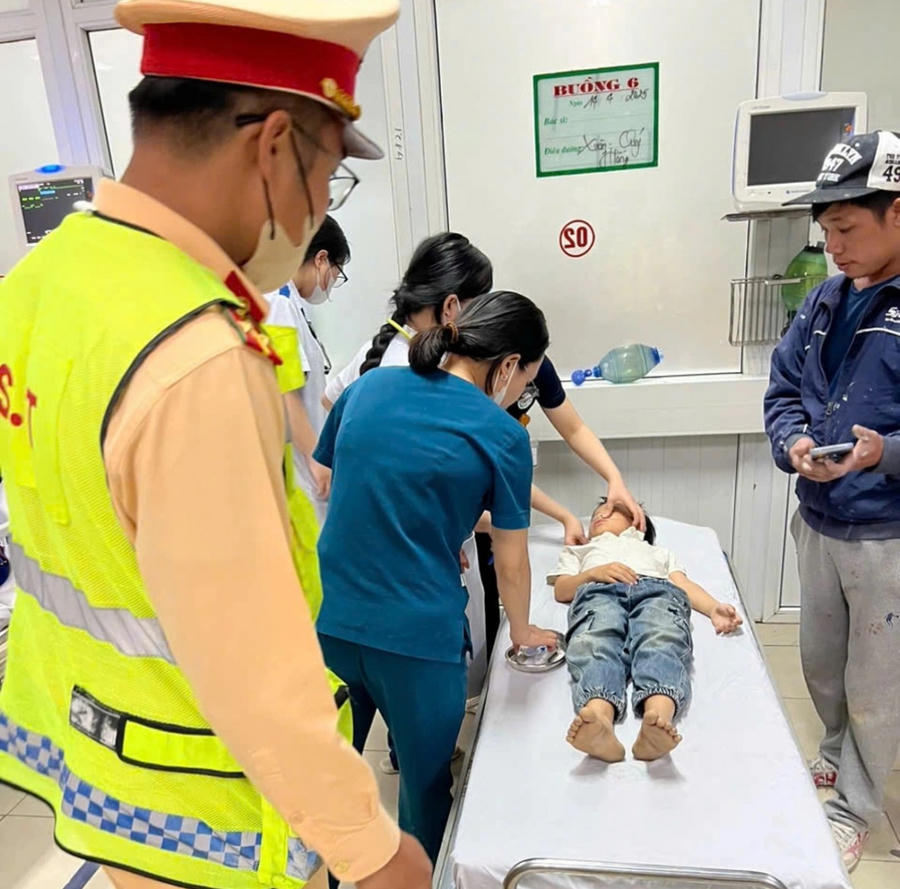 Cán bộ CSGT Trạm Diễn Châu kịp thời hỗ trợ cháu bé tới cấp cứu tại bệnh viện.