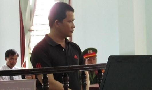 Bị c&aacute;o Ho&agrave;ng trước v&agrave;nh m&oacute;ng ngựa.