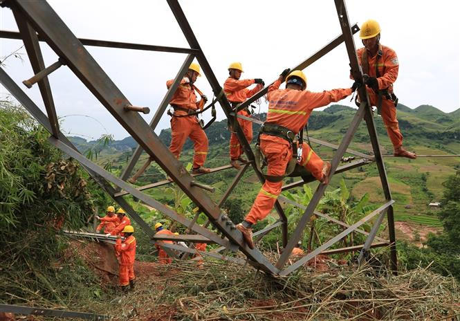 Công nhân chi nhánh Lưới điện cao thế Sơn La lắp đặt cột tạm. Ảnh: Sơn Hà/TTXVN