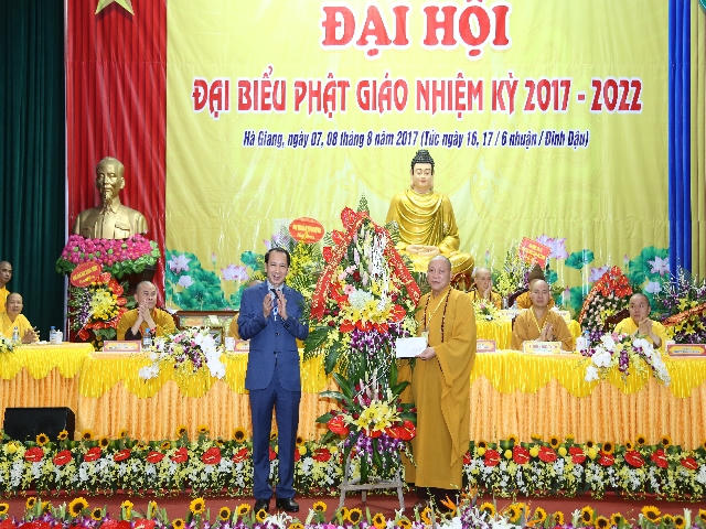 Phó CT UBND Trần Đức Qúy và HT. Thích Gia Quang