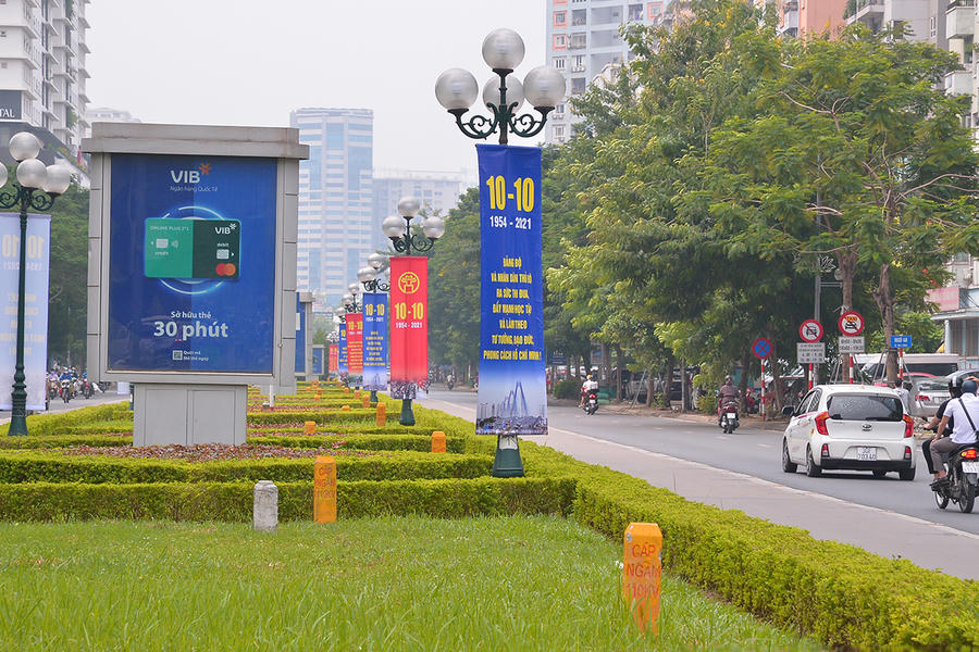 Loạt băng rôn được treo dọc 2 bên dải phân cách trên đường Lê Văn Lương.