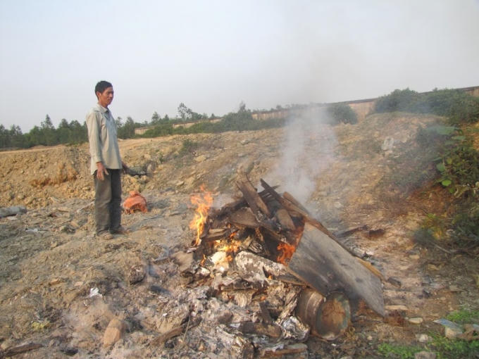 Rác được chất đống khắp nơi, người dân tranh thủ lượm lặt những gì có thể bán được từ đống phế thải, sau đó tiêu hủy bằng cách đốt thô sơ như thế này.