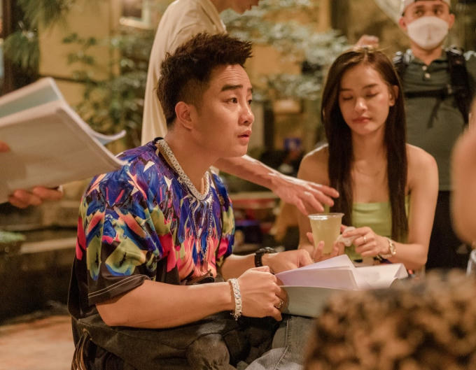 Đức “nghệ” – diễn viên Đỗ Duy Nam, tuy hát không hay nhưng lại hay hát, tâm hồn nghệ sĩ, ôm mối tình dang dở với cô bạn gái xinh đẹp và thường bị Đông cục súc dọa cho ăn đòn.