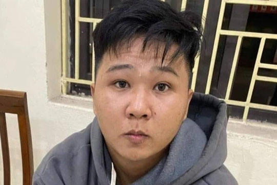 Đối tượng Hoàng bị đưa về trụ sở cơ quan công an để phục vụ việc điều tra.