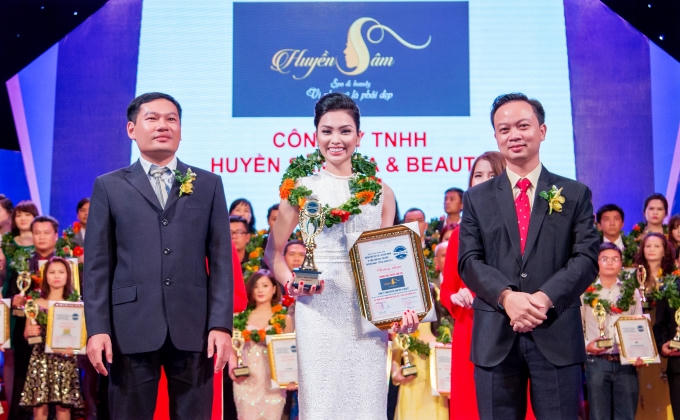 Chị Huyền Sâm nhận “Giải thưởng Thương hiệu xuất sắc – Execllent Brand 2016”.