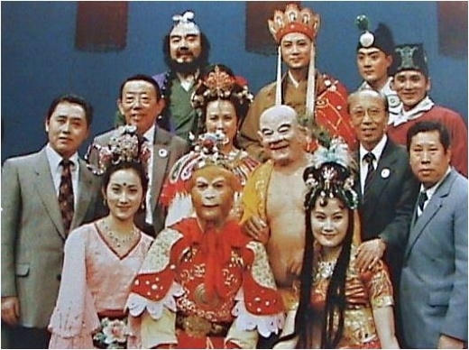 Đoàn làm phim Tây Du Kí chụp ảnh lưu niệm cùng nhau. Ảnh: internet.