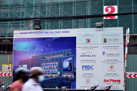  Thông tin về dự án. Bảng thông tin dựng phía ngoài công trình thể hiện đây là dự án do Công ty TNHH MTV Tây Nam và công ty TNHH đầu tư xây dựng Bắc Bình làm chủ đầu tư, trong khi đó nhà thầu thi công là Công ty TNHH Xây dựng An Phong.