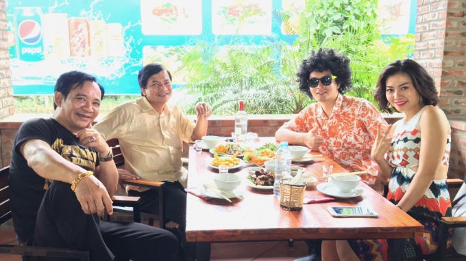 Các nghệ sỹ quang tèo, quốc anh, quân anh và thanh hương một cảnh trong phim. (Ảnh: Minh Long).