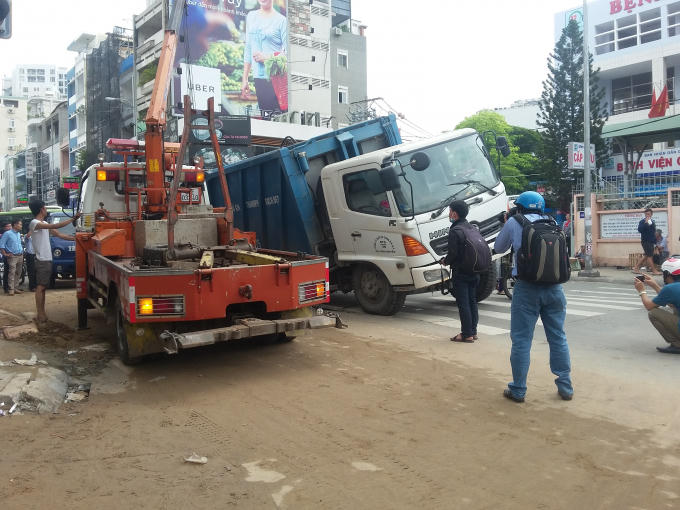 Xe cứu hộ có mặt giải cứu xe rác.