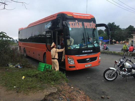 Tài xế chở 57 hành khách nhưng lại dùng bia rượu khi lái xe.