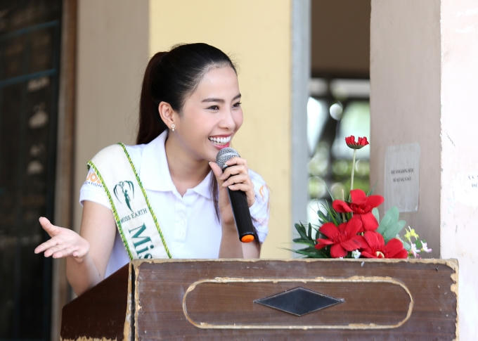 Hoa khôi Nam Em giản dị về thăm trường cũ