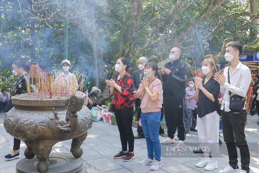 Trong trạng thái bình thường mới, nhiều người dân tỏ ra khá hào hứng khi dịch bệnh đã cơ bản được kiểm soát nên dịp lễ năm nay đã có điều kiện trở về cội nguồn dâng hương trong những ngày gần lễ. Ảnh: Ngọc Hải
